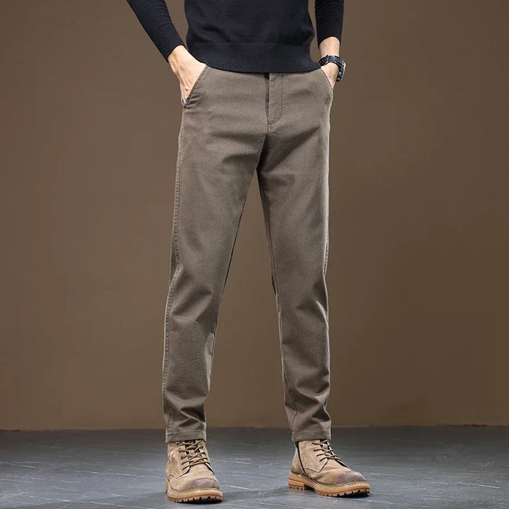 Bequeme Gerade Herrenhose" could be rewritten as "Komfortable Gerade Herrenhose.