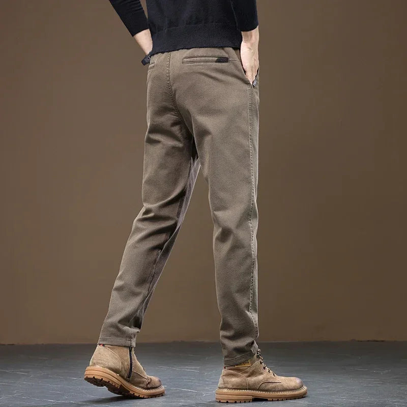 Bequeme Gerade Herrenhose" could be rewritten as "Komfortable Gerade Herrenhose.