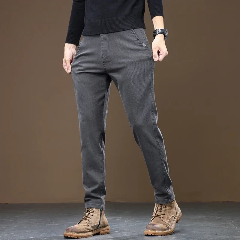 Bequeme Gerade Herrenhose" could be rewritten as "Komfortable Gerade Herrenhose.