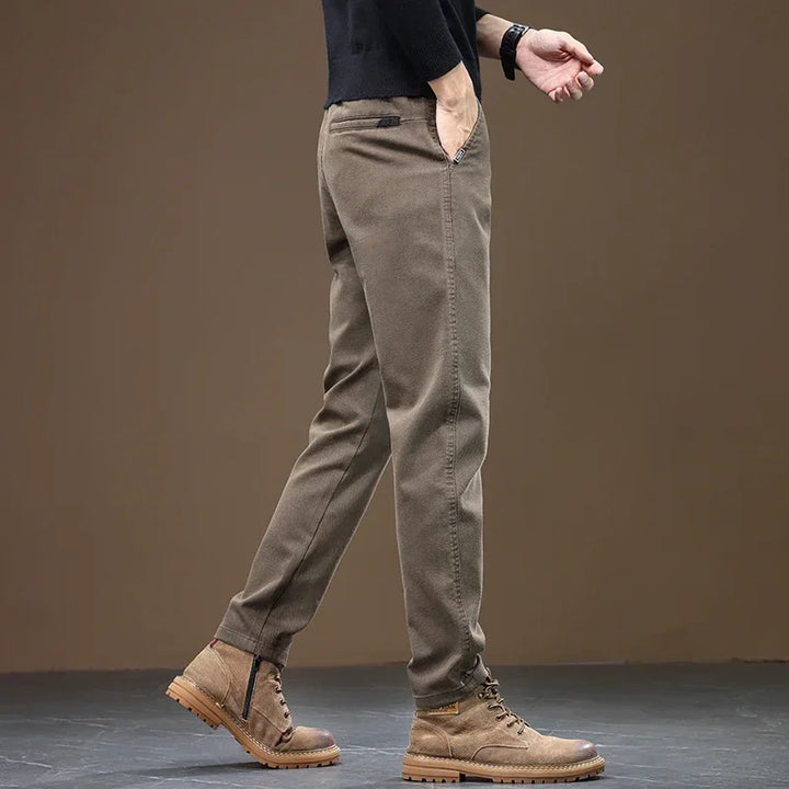 Bequeme Gerade Herrenhose" could be rewritten as "Komfortable Gerade Herrenhose.