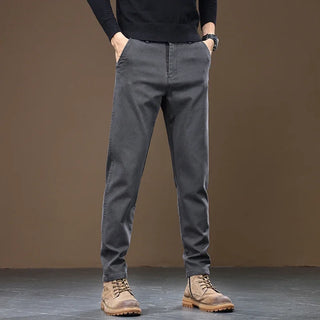 Bequeme Gerade Herrenhose" could be rewritten as "Komfortable Gerade Herrenhose.
