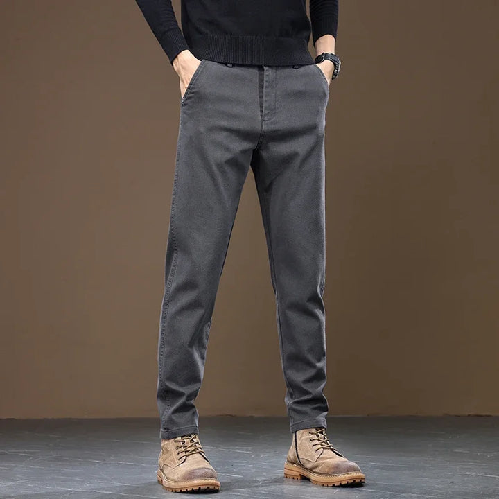 Bequeme Gerade Herrenhose" could be rewritten as "Komfortable Gerade Herrenhose.