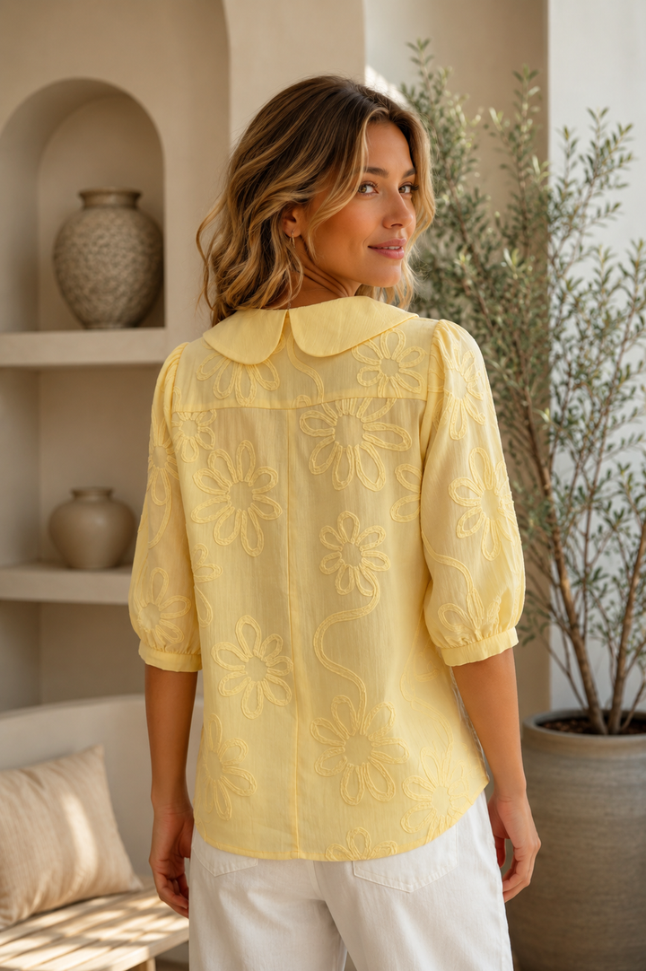 Verae™ | Elegante Blumenbluse" can be rewritten as "Verae™ | Stylish Floral Blouse.